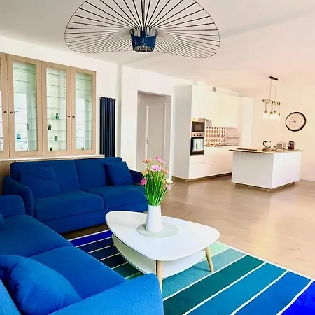 Spacious 4p Madeleine Department Stores